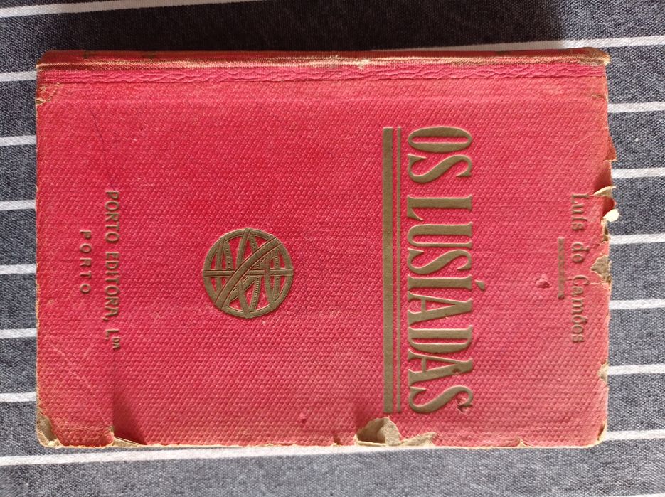 Livro antigo de " Os Lusíadas" para estudantes