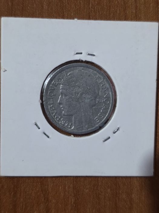 Moeda de 1 franco francês , datada de 1945.