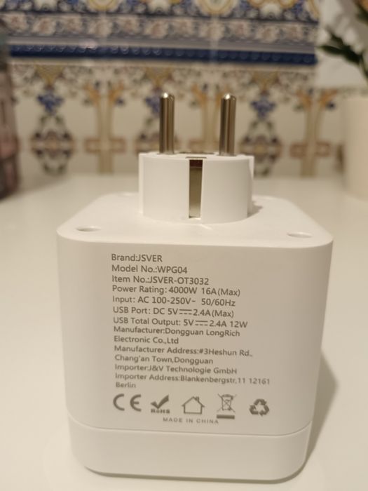 Tomada com entradas europeias e usb