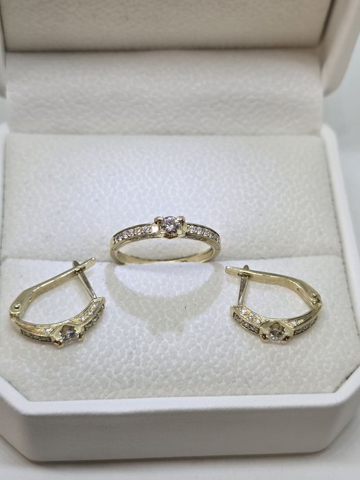 Золота каблучка з діамантами