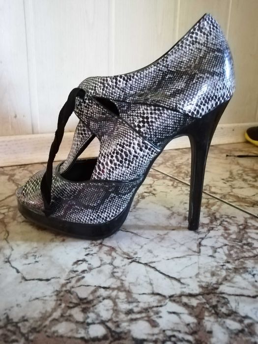 Wężowe sandałki na platformie