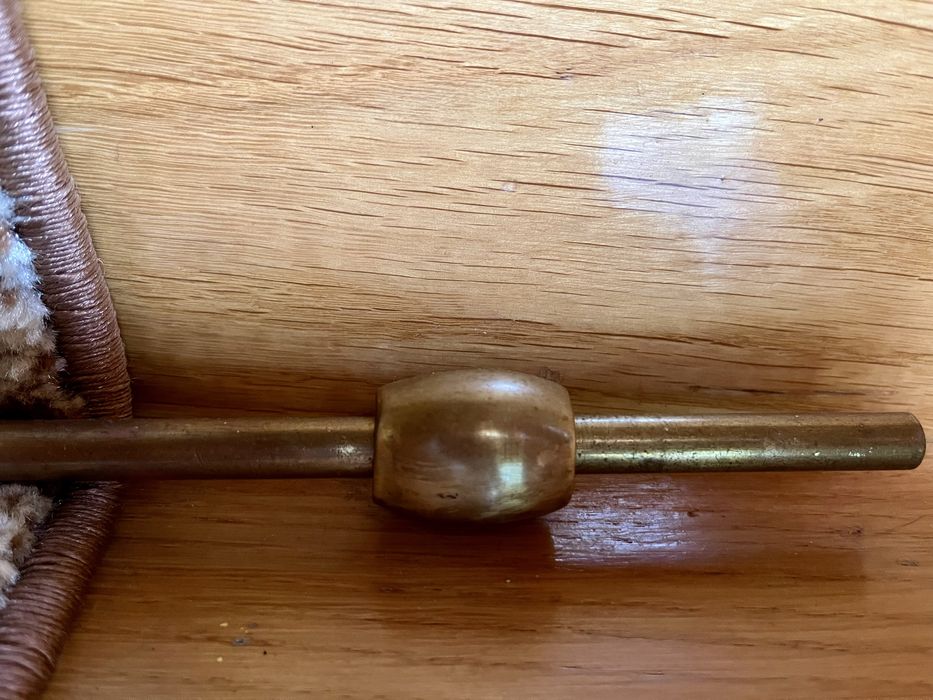 Prety mosiężne do dywanów