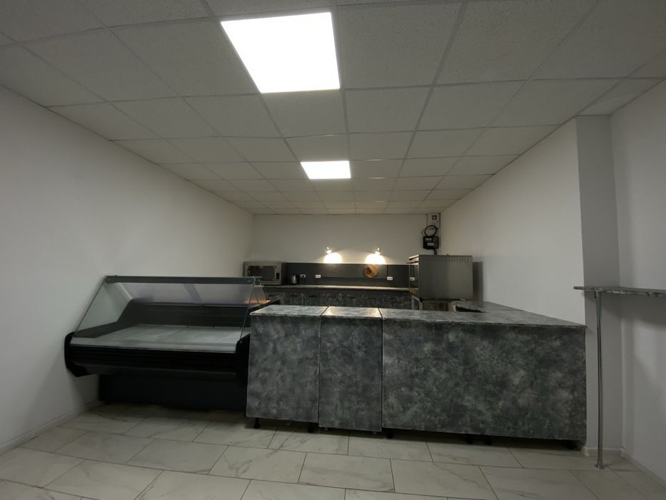 Продається холодильна вітрина 1,6 м , до 8 град