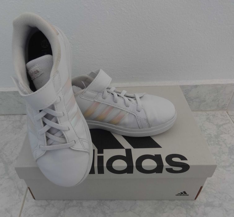 Ténis Marca Adidas Tamanho 33