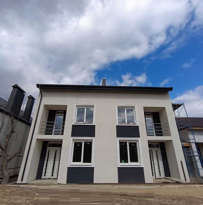 Продаж дуплекса  в дуже затишній та спокійній локації.