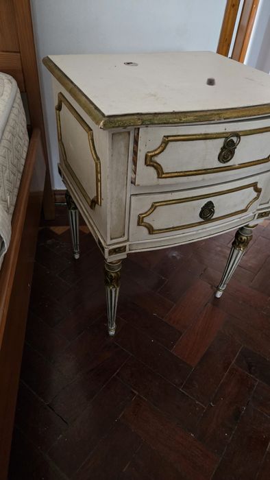 Mesa de cabeceira antiga estilo clássico/romântico