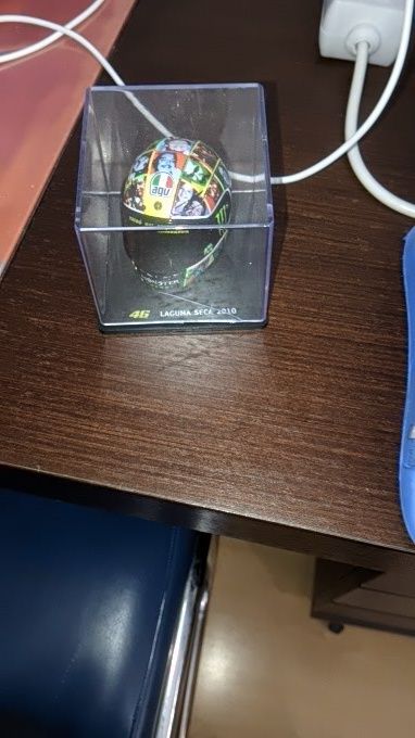 Mini figura decorativa de capacete de moto.