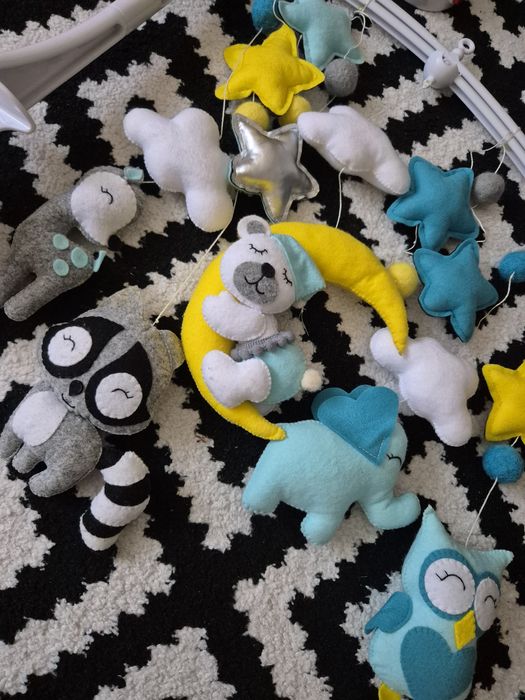 Гарний мобіль у дитяче ліжечко.