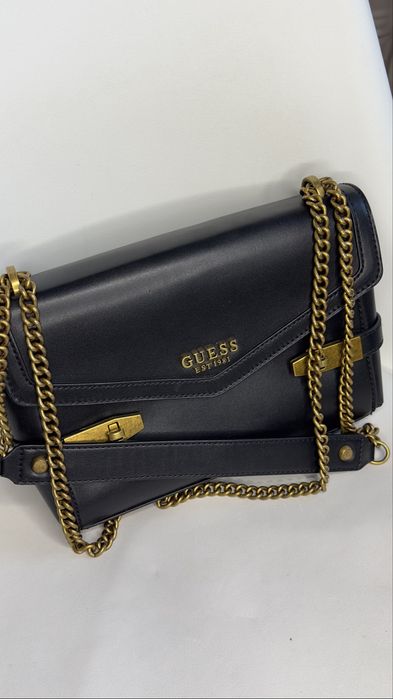 Жіноча сумка GUESS чорна з ланцюжком