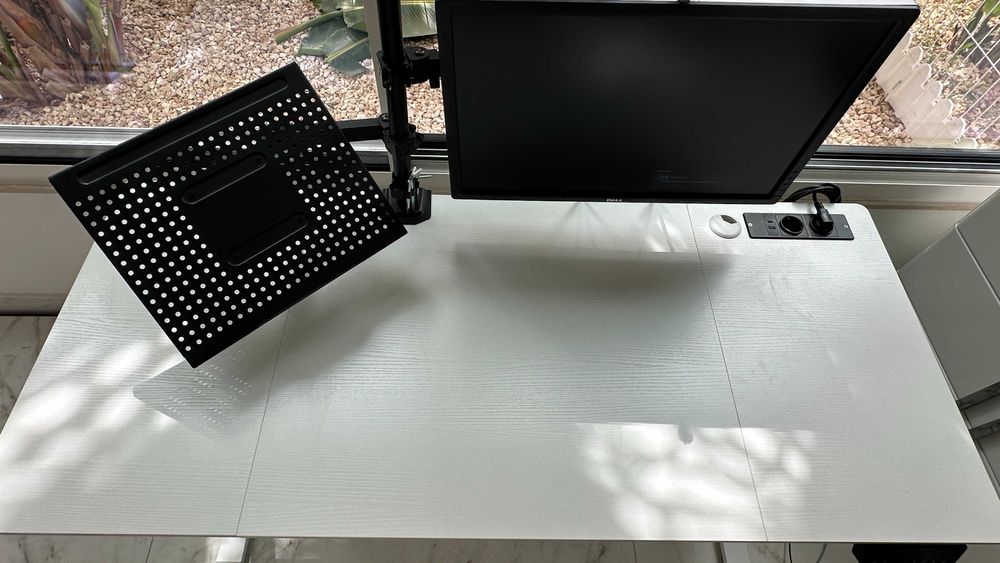 Secretária elétrica regulável em altura + cadeira com rodas – Conjunto 100€