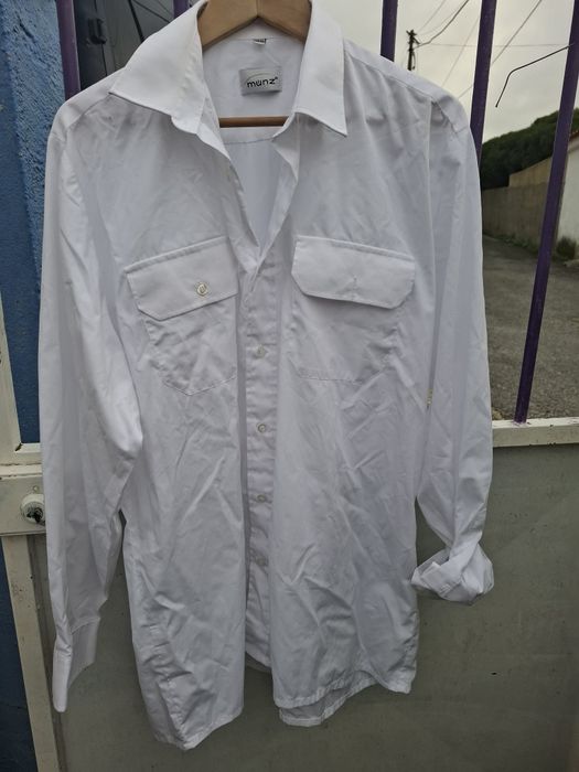 Camisa de homem branca.