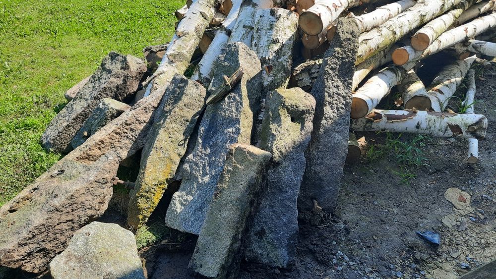 Słupy granitowe łupane
