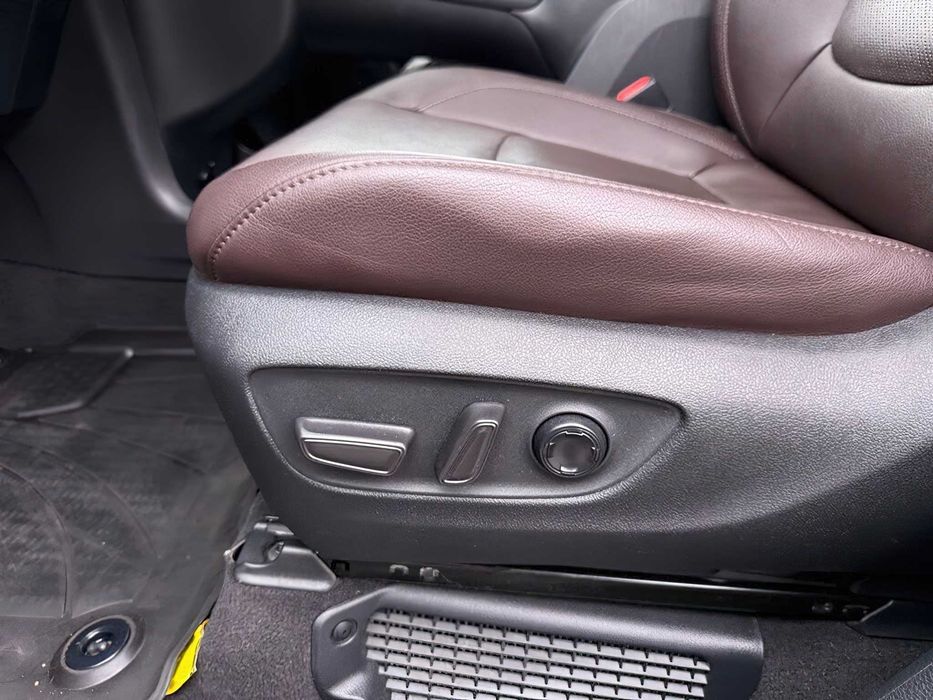 Toyota Sienna Platinum 7-Passenger      2023