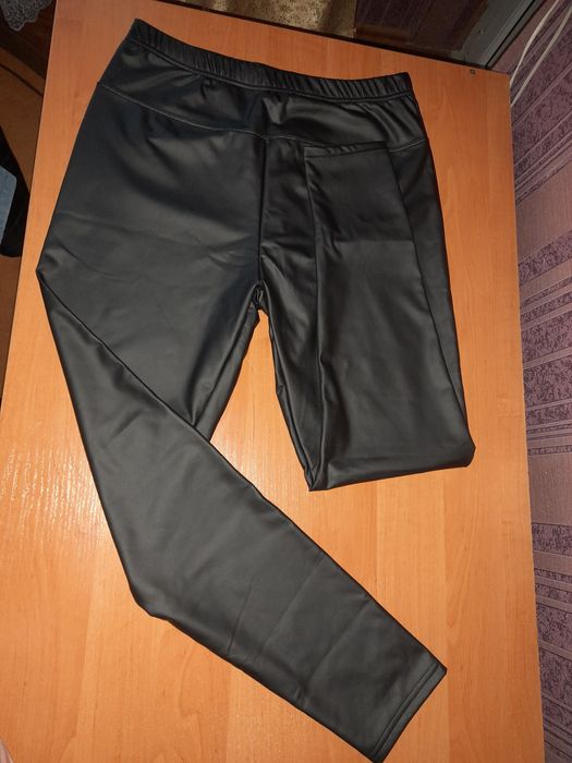 Лосини чорні.Еко шкіра.Гарно тягнуться.Буде вільно на 48,краще 50.