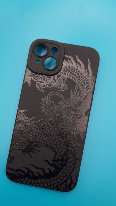 Eleganckie etui Black Dragon do iPhone 15 Plus.