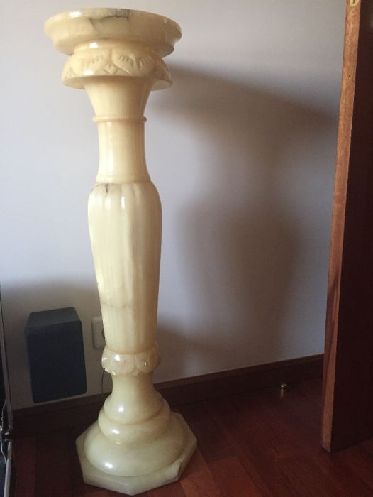 Coluna de pedra / mármore / alabastro com luz embutida