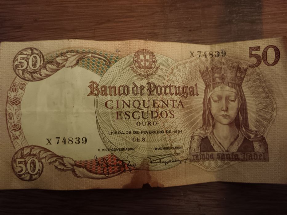 Notas e moedas de escudos.