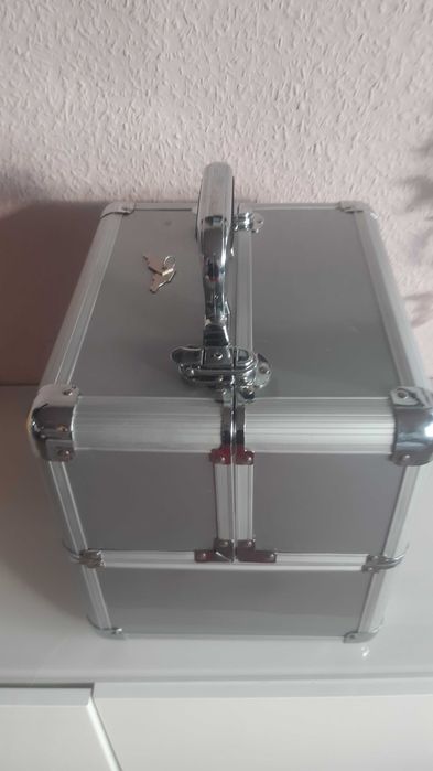 Duży kufer kosmetyczny, walizka wizażystki, zamek na klucz