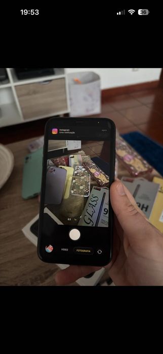 iPhone 11 com várias capas e películas, sem riscos