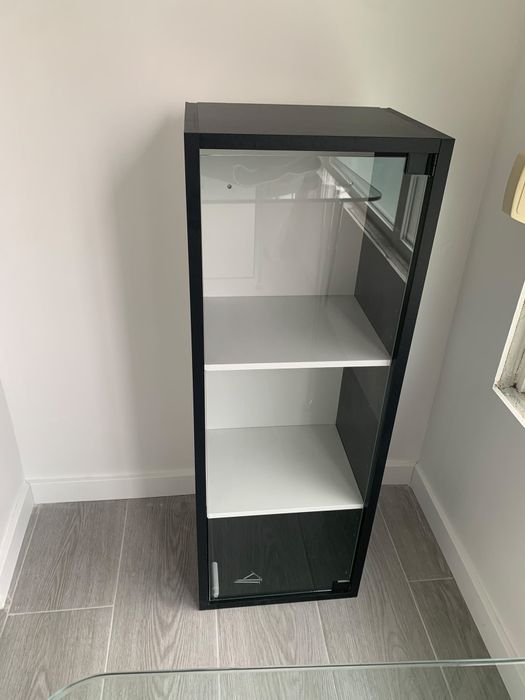 Estantes, branco & preto com portas vidro