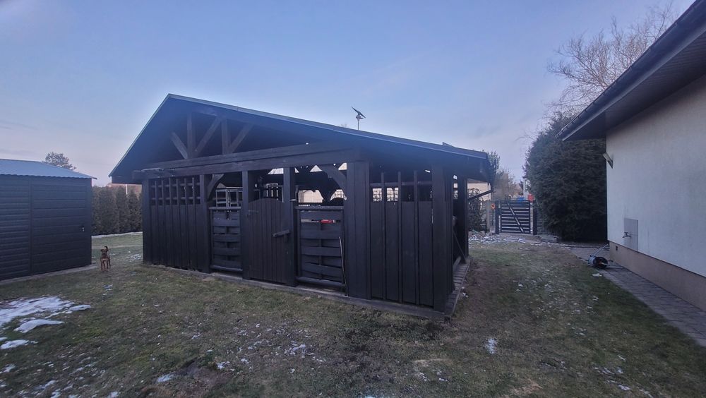 Altana drewniana biesiadna z grillem, stołem i ławami