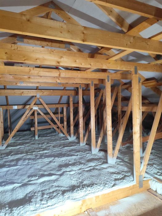 Ocieplenie stropu dachu Dach wiązarowy Wiązary Wełna Granulat Celuloza