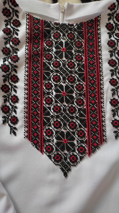 Жіноча вишиванка вишита бісером