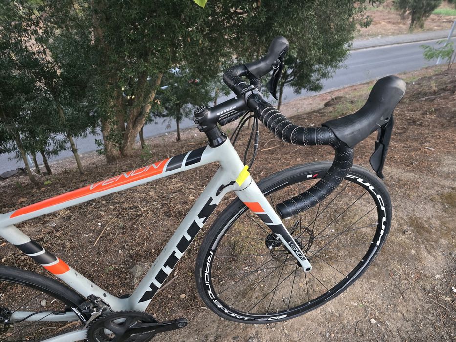 Bicicleta de carbono. De disco m