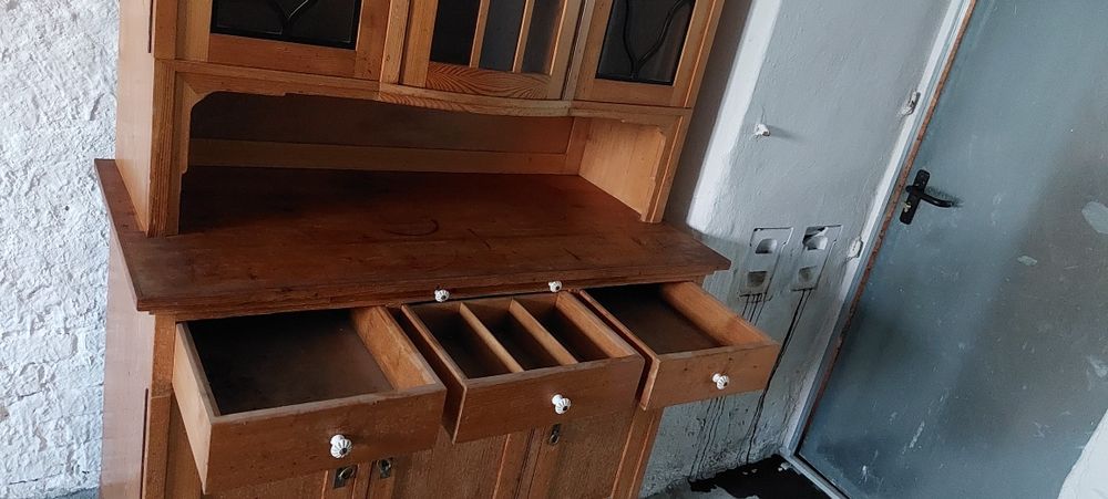 Kredens sosnowy zabytkowy