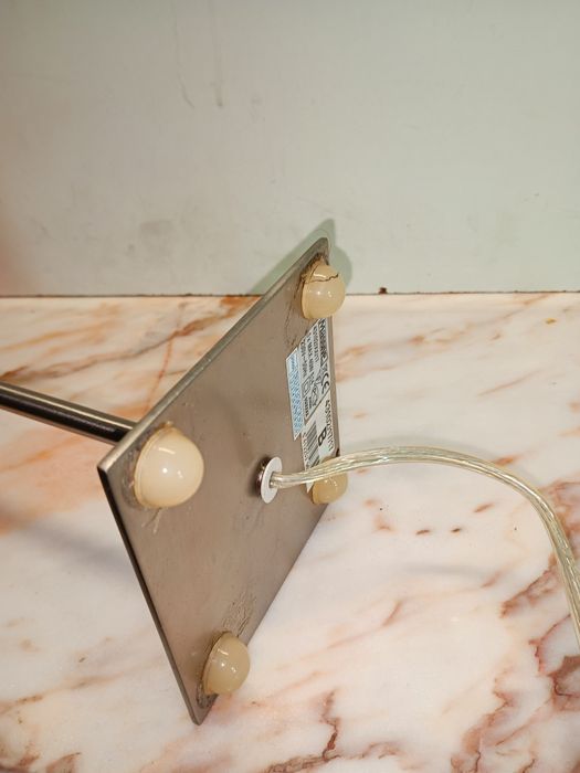 Belíssimo candeeiro abajur de mesa com estrutura elegante em inox.
47c