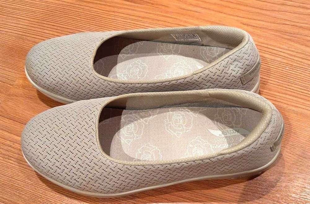 Sabrinas Skechers Creme