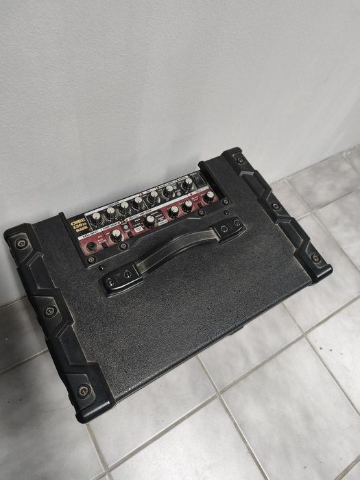 Amplificador combo Roland para baixo elétrico