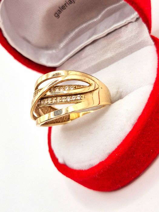 Duży pierścionek wykonany ze złota 333 (8K).