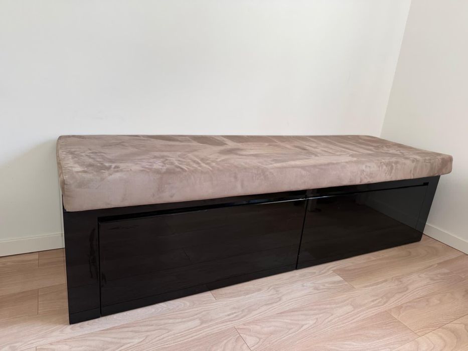 Komda z siedziskiem tapicerowanym czarny lakier