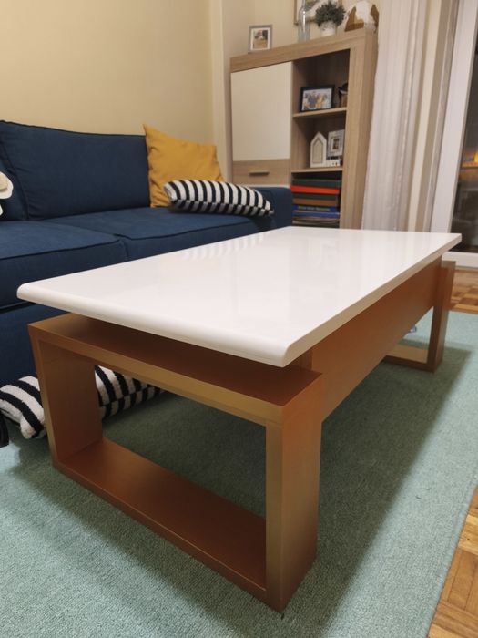 Mesa de centro elevatória - em branco e dourado