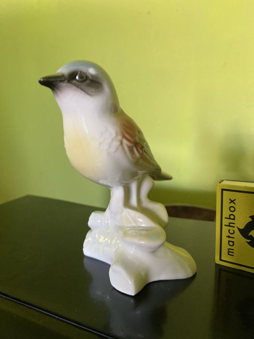 Figurka, ptak sygnowany.