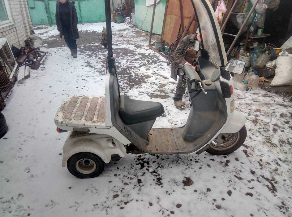 Мопед з дахом трьох колесний. То