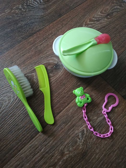 Продам набором расчёски, посуду и цепочку для соски