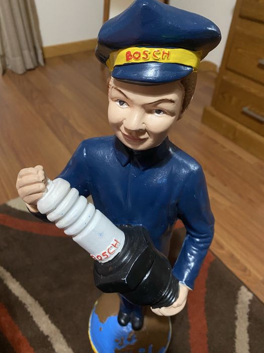 Estátua Bosch Spark Plug Man