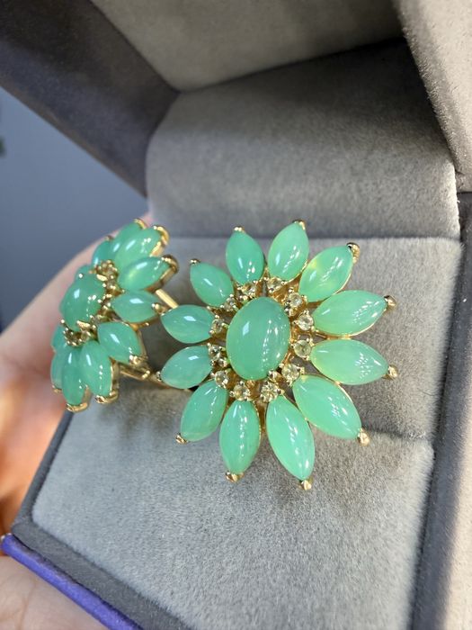 Золотые серьги с нефритом