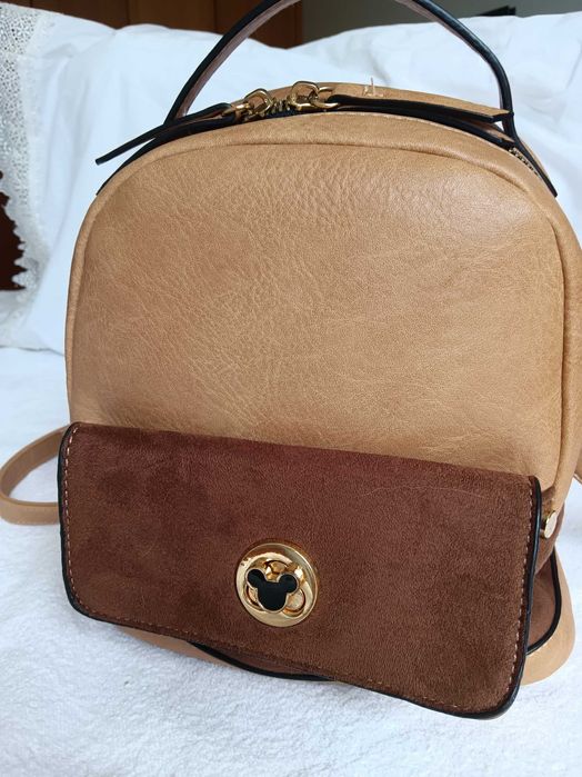 Mochila castanha com fecho