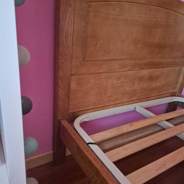 Cama solteiro com estrado, colchão e mesa de cabeceira (conjunto ou separado)