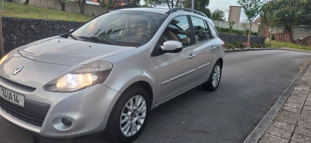 Renault clio break 
Ano 2009
1.5 disel.
300 mil kms 
Impecável em todos aspectos 
Sem nada apontar 
Revisoa efectuada 
Duas chaves 
Arcondicionado 
Vi