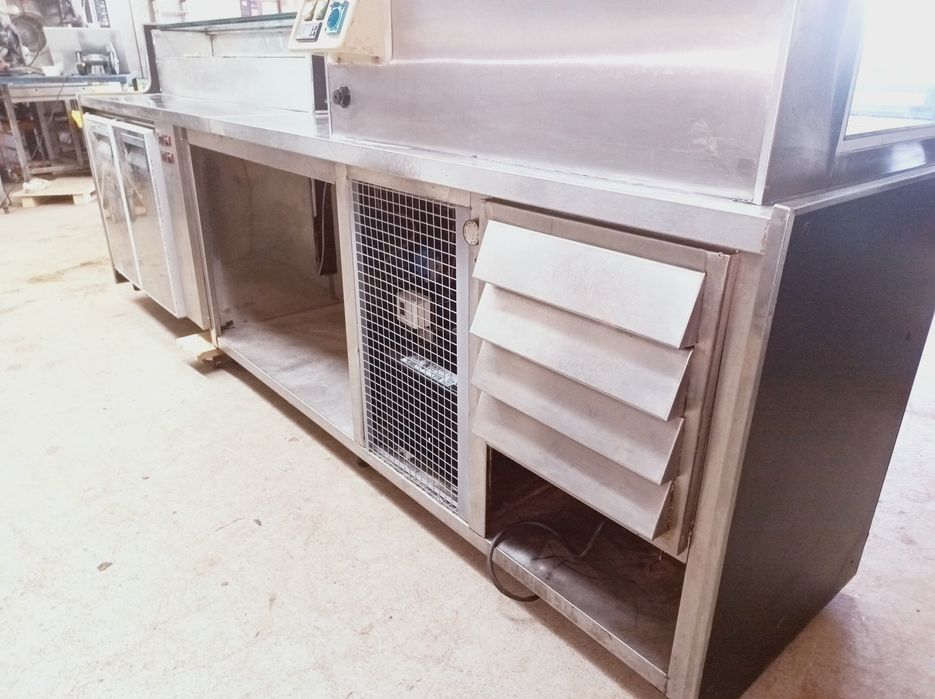 Balcão refrigerado com vitrine e covetes
