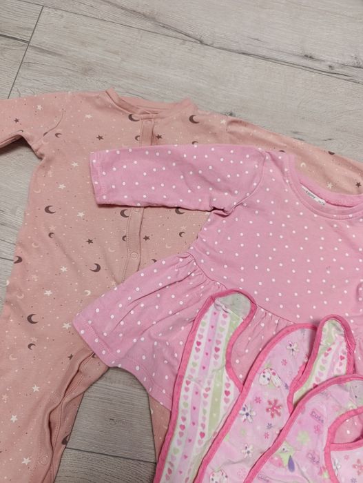 Чоловічок,платтячко та слюнявчики для дівчинки. 74 розмір.