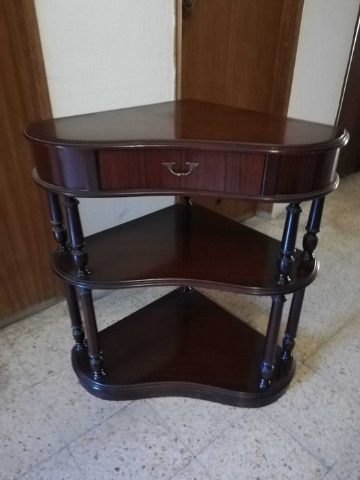 Móvel de canto em madeira