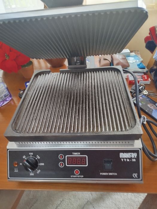 prensa térmica profissional Makfry modelo TTA-38, ideal para cafés, snack-bars, hamburguerias