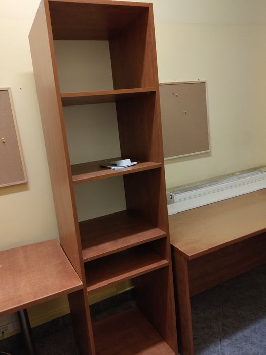 Wysoki regał z półkami