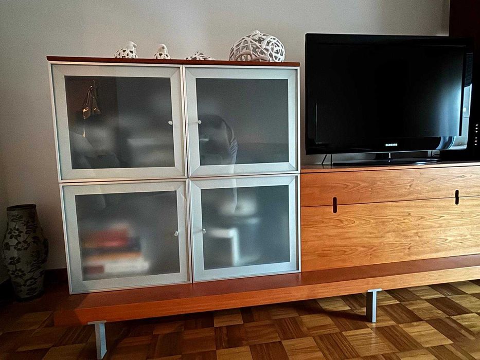 Móvel de sala moderno com ampla arrumação