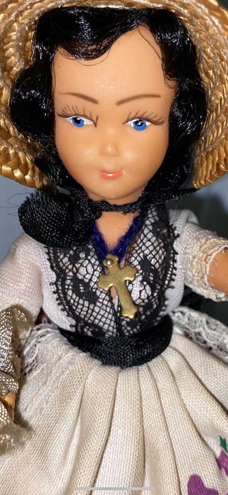 Linda e pequena boneca antiga